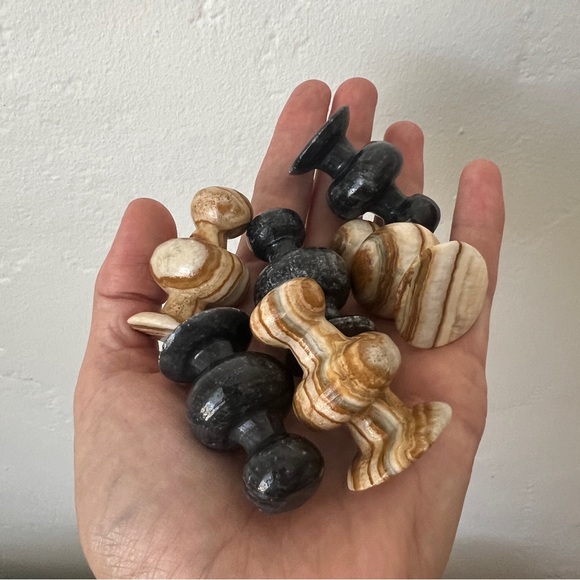 Lot of 6 hand carved onyx pawn tan black stone chess game pieces - Picture 9 of 12